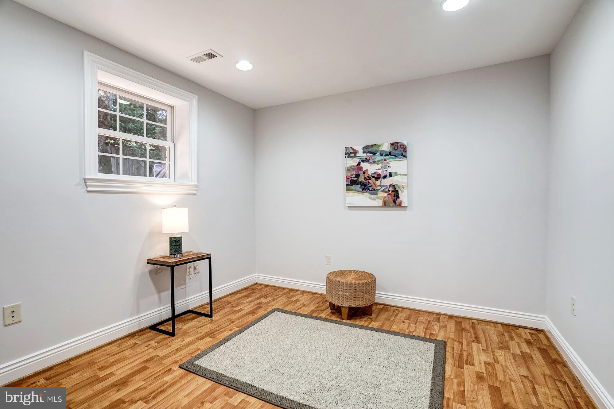 3 Sunset Drive Alexandria, VA 22301 - Photo 27 of 47 a living room with table and a couch