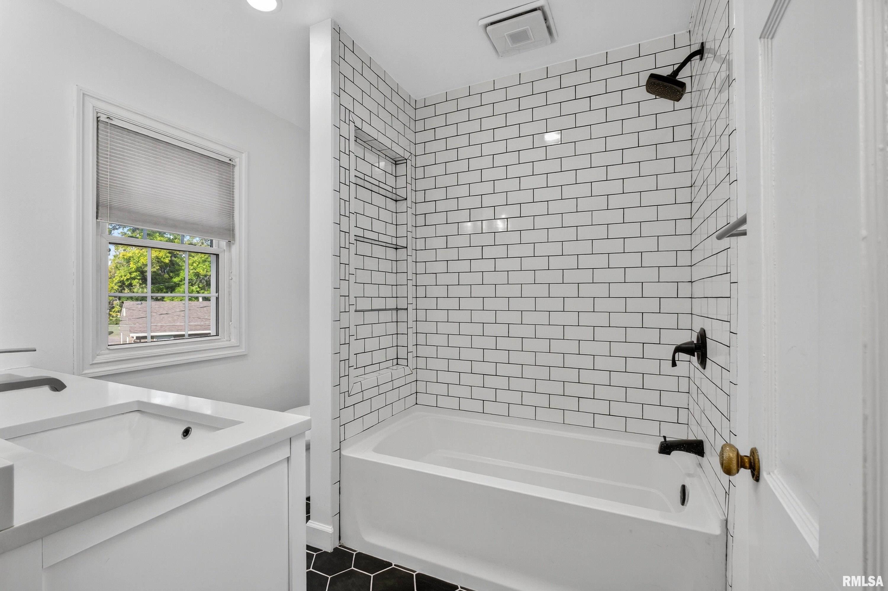 3418 Middle Road Davenport, IA 52803 - Photo 25 of 35 Gallery Image 25