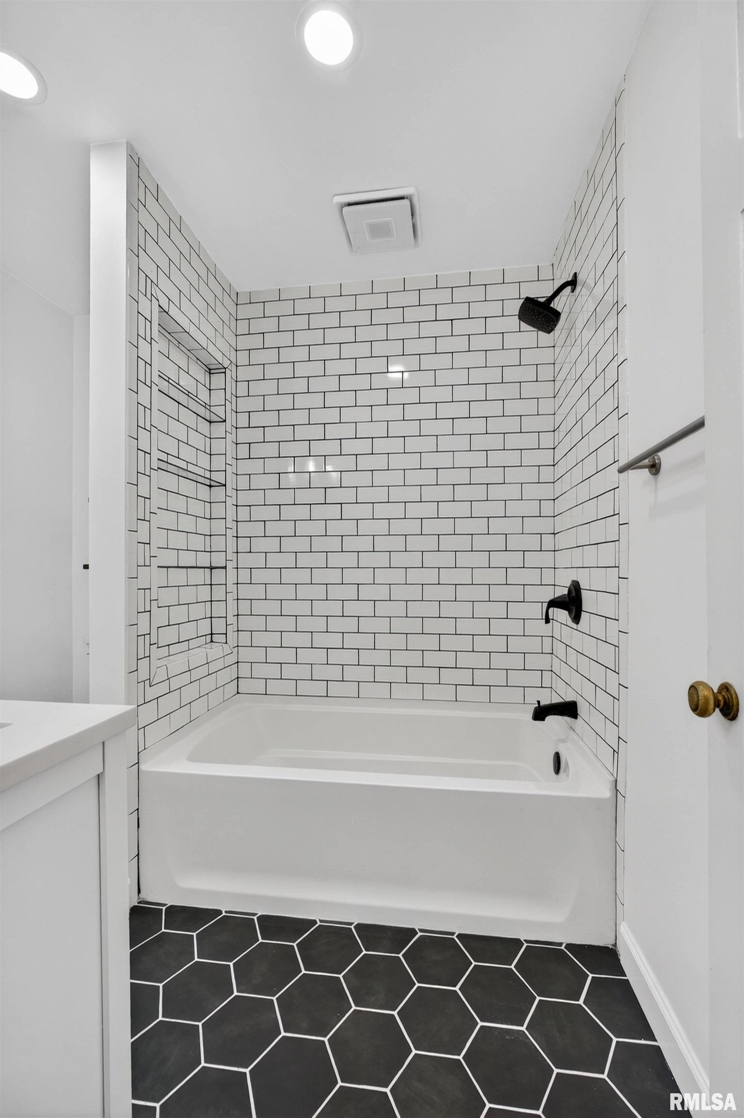 3418 Middle Road Davenport, IA 52803 - Photo 26 of 35 Gallery Image 26