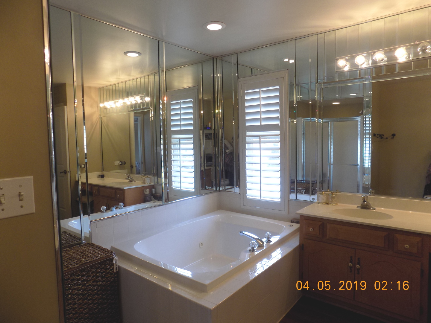 161 Red Barn Road Matteson, IL 60443 - Photo 8 of 10 a bathroom with a tub a sink and a large mirror
