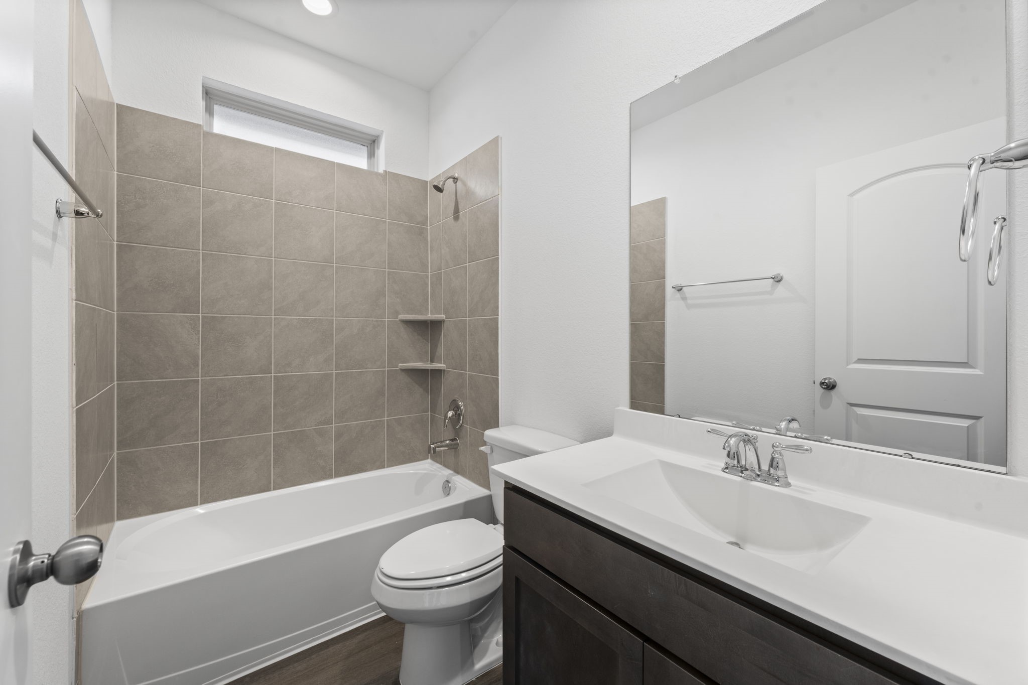 544 Newcomb Hollow Drive Conroe, TX 77304 - Photo 23 of 31 Full bathroom located between the two secondary bedrooms.