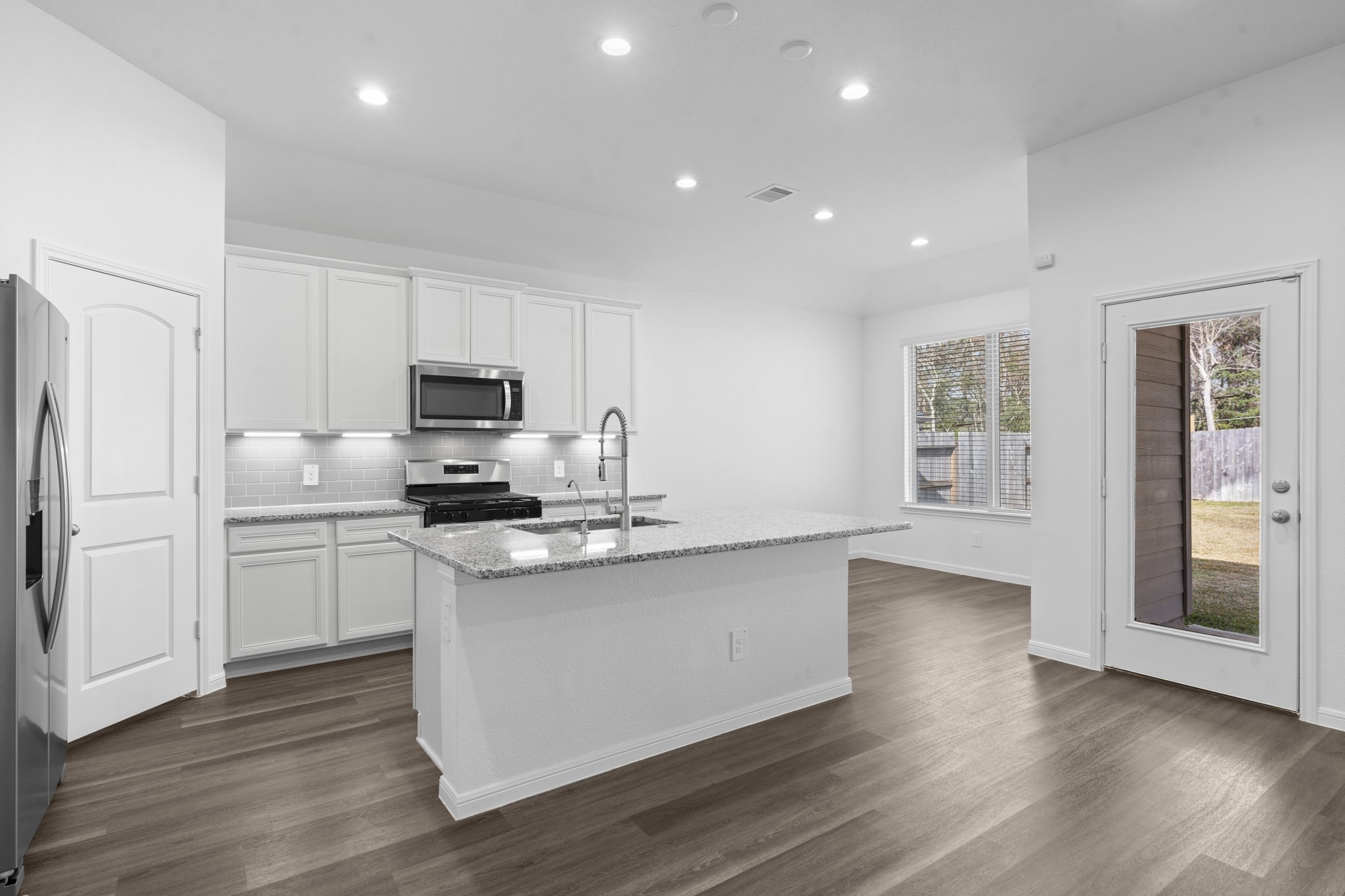 544 Newcomb Hollow Drive Conroe, TX 77304 - Photo 7 of 31 Natural light throughout this home!