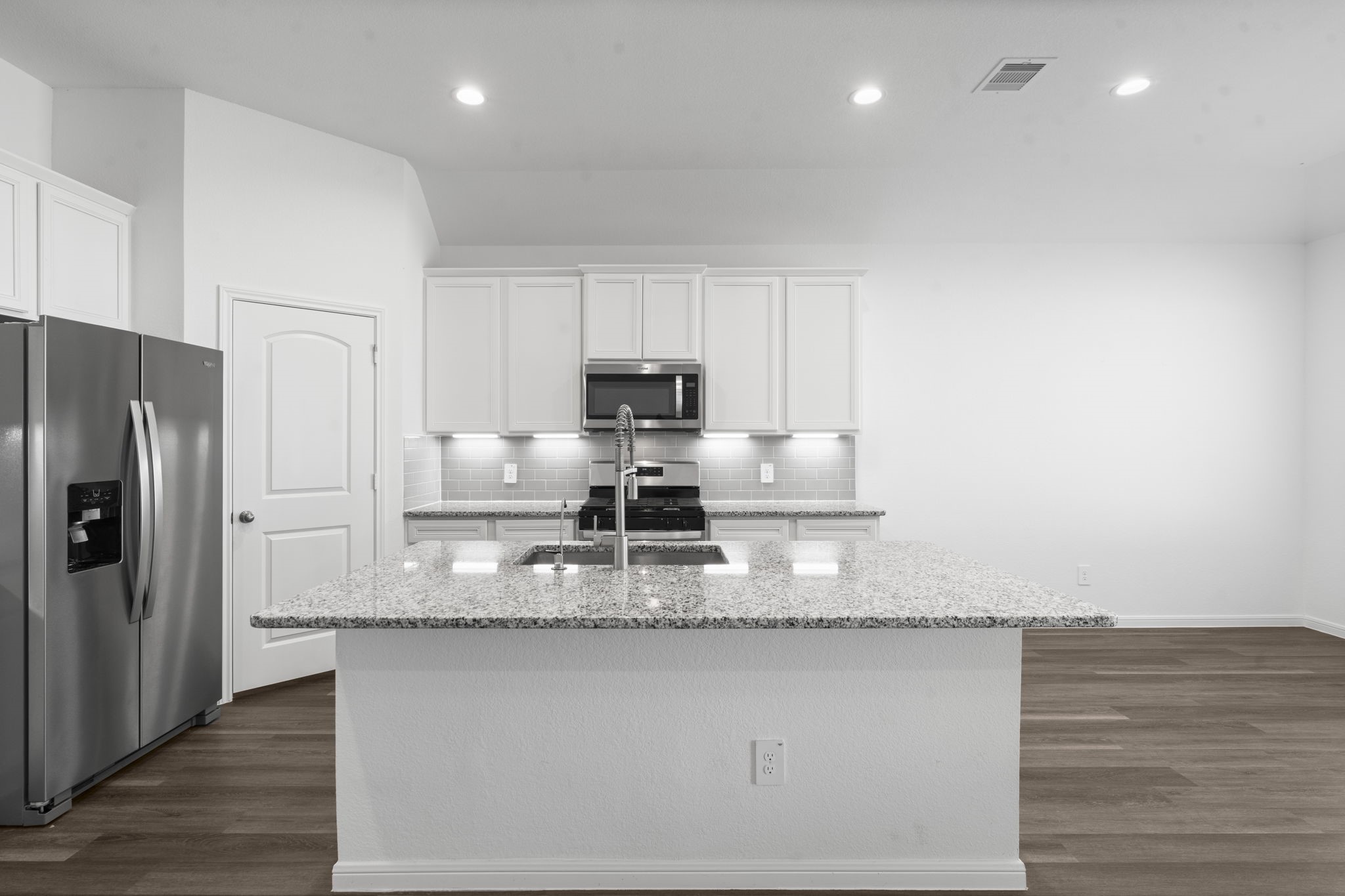 544 Newcomb Hollow Drive Conroe, TX 77304 - Photo 8 of 31 Large walk-in pantry next to the refrigerator.