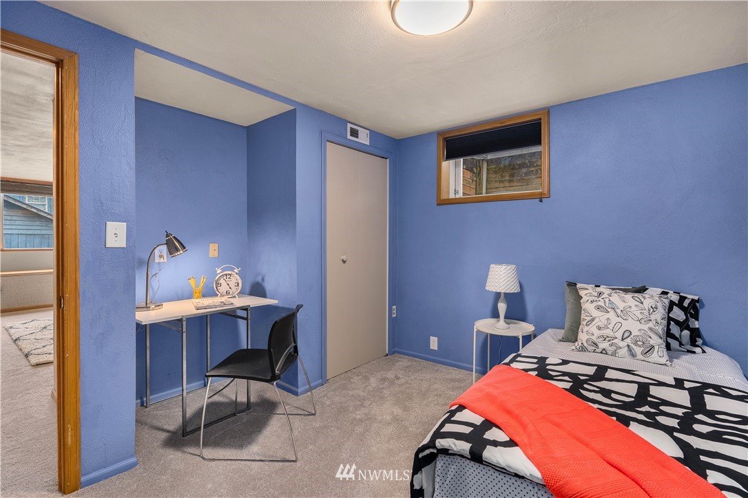 401 Grandey Way Northeast Renton, WA 98056 - Photo 24 of 40 a bedroom with a bed and a desk