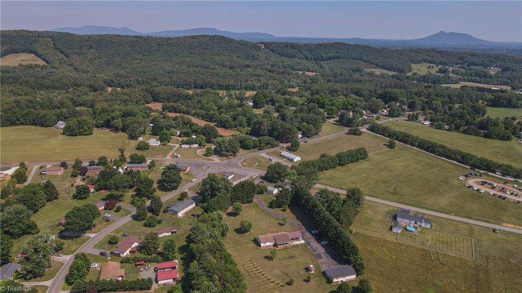 817 Holly Springs Road Mount Airy, NC 27030 - Photo 5 of 32