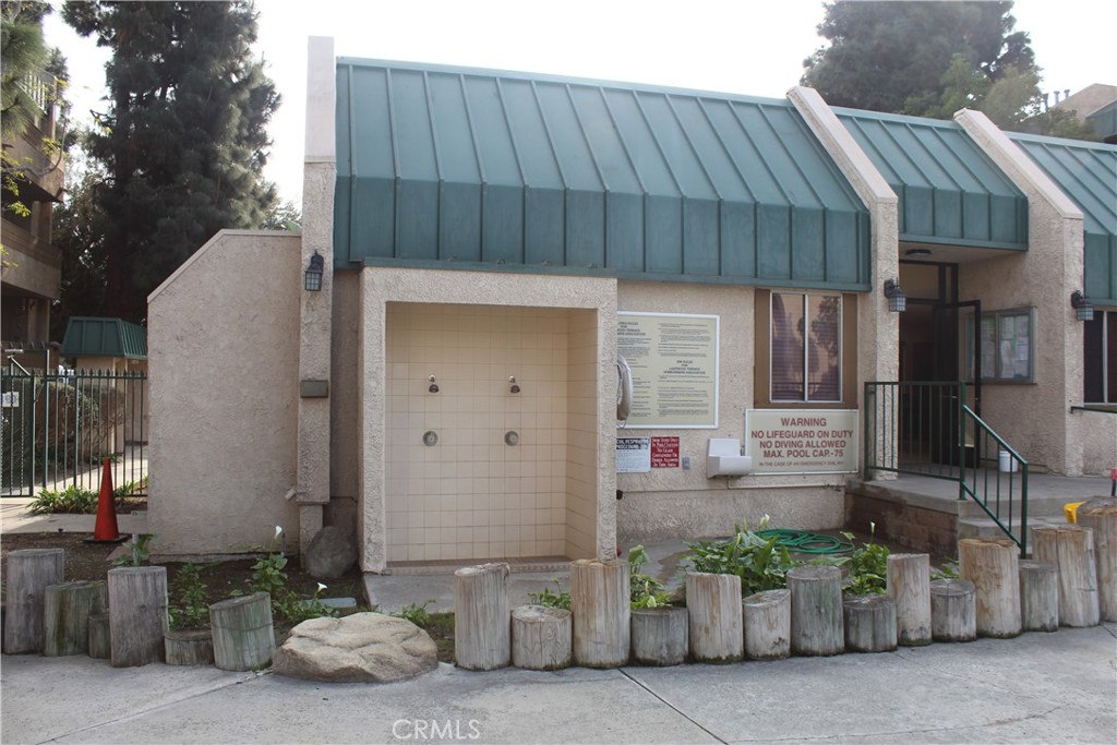 12141 Centralia Street, Unit 119 Lakewood, CA 90715 - Photo 27 of 31 a backyard of a house
