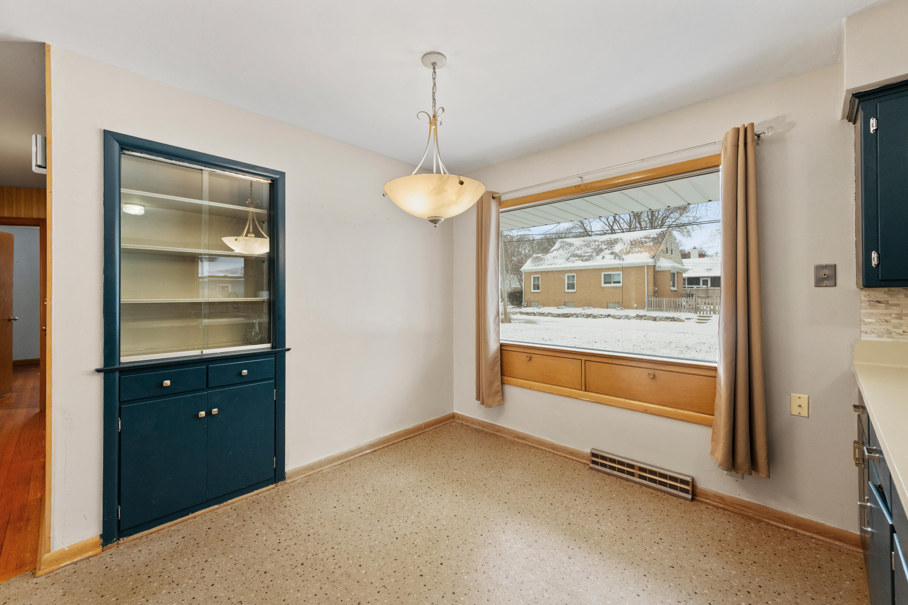 1922 West Mill Road Glendale, WI 53209 - Photo 10 of 39 Dining Room