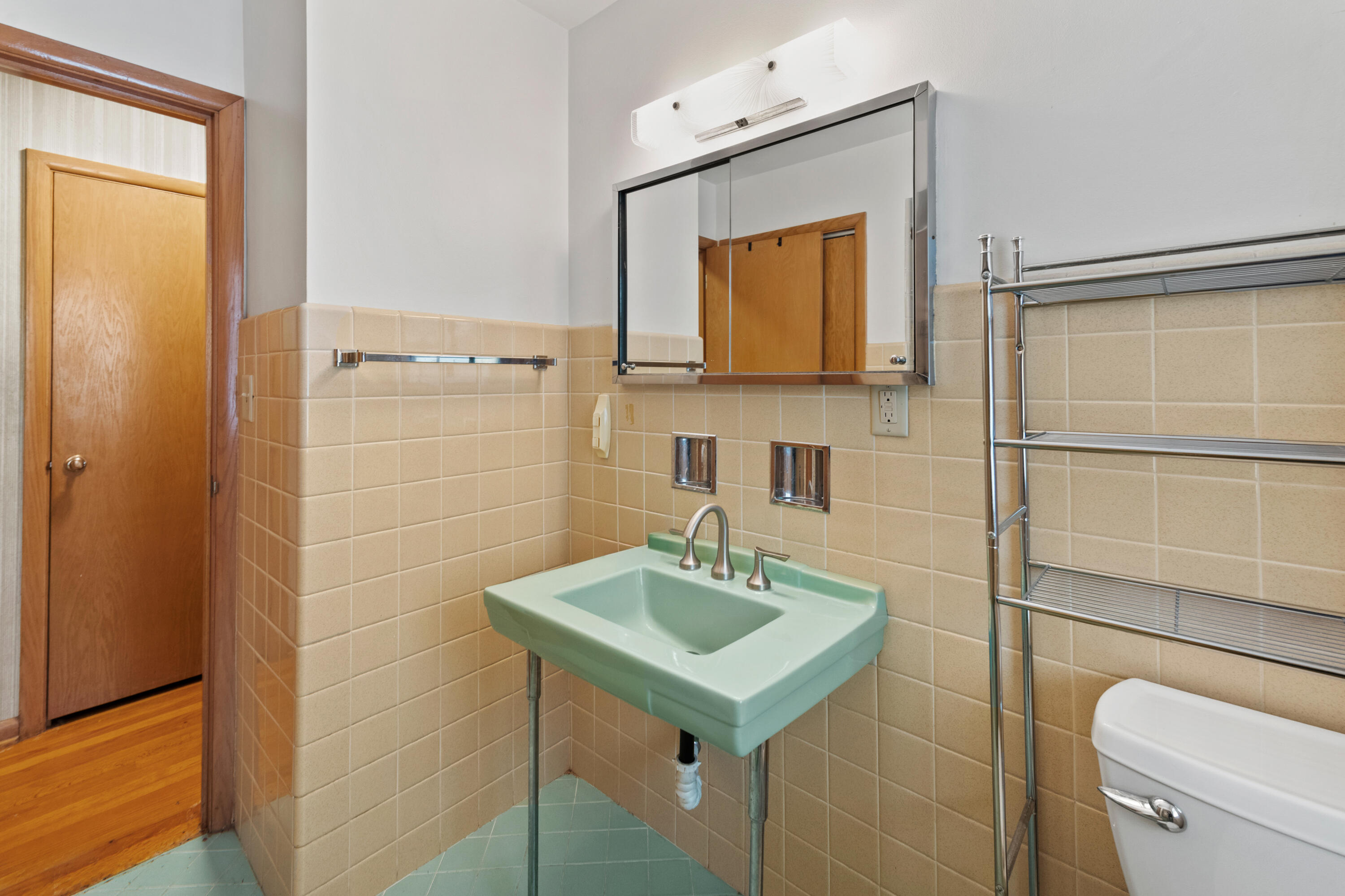 1922 West Mill Road Glendale, WI 53209 - Photo 24 of 39 Full Bath