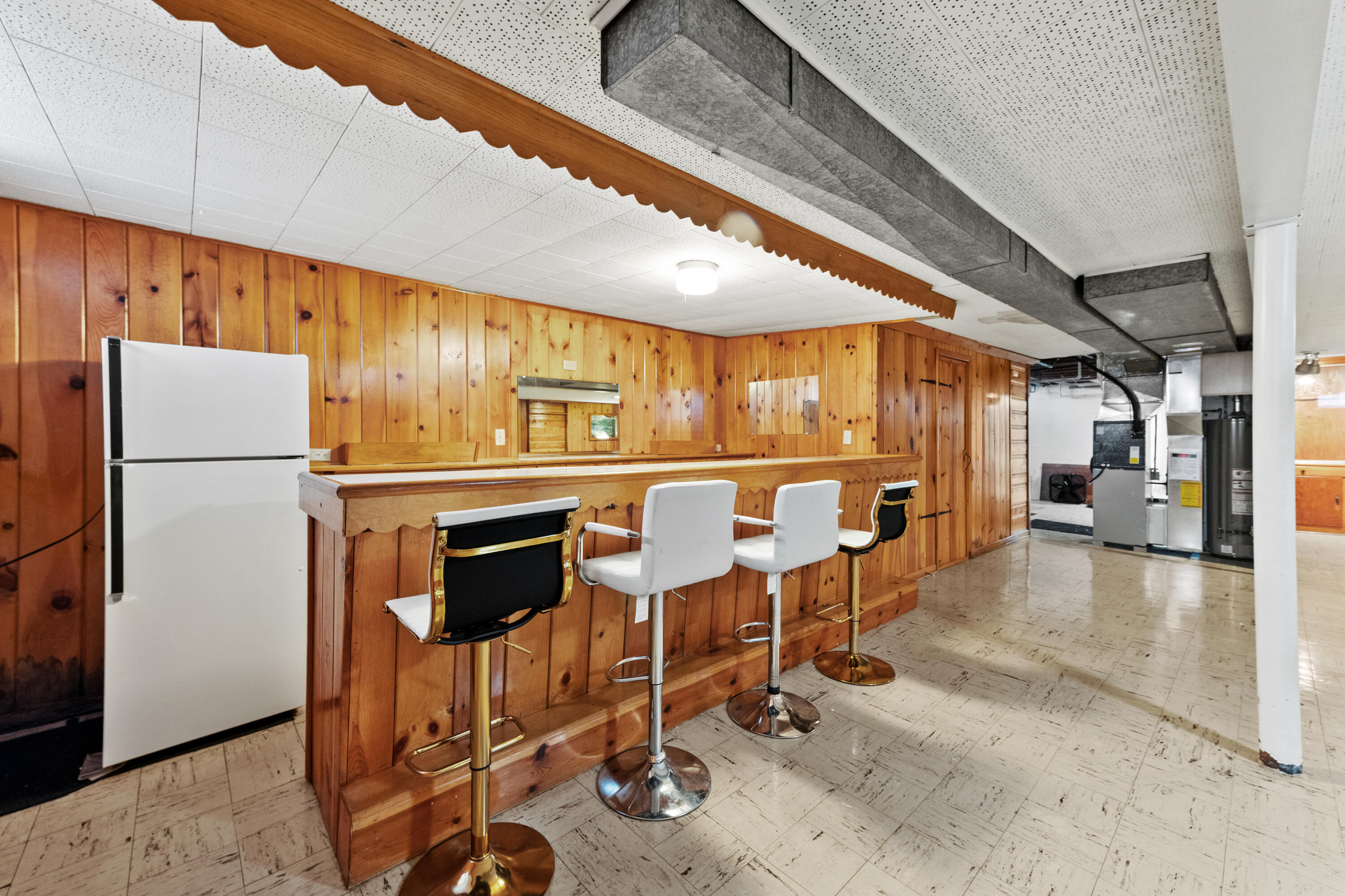 1922 West Mill Road Glendale, WI 53209 - Photo 29 of 39 Bar