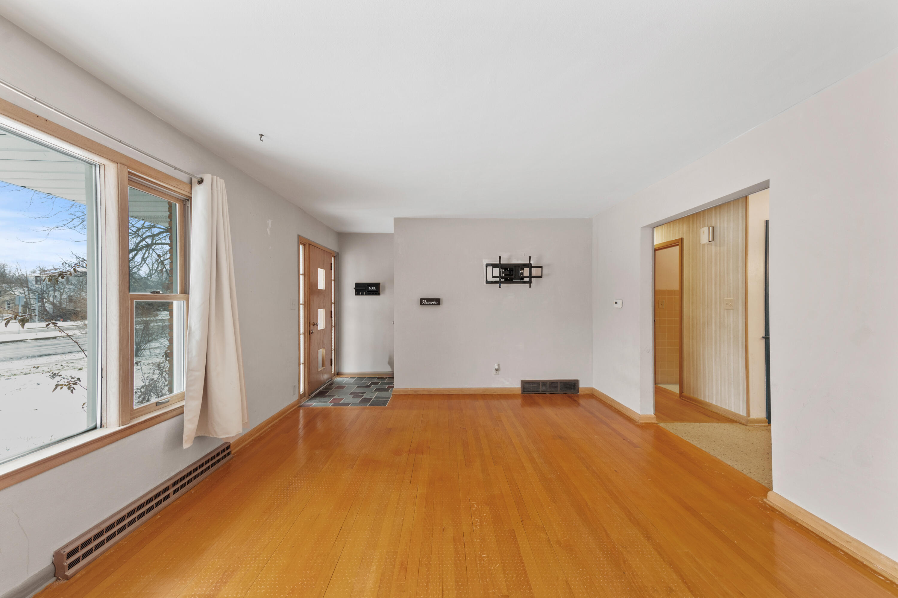 1922 West Mill Road Glendale, WI 53209 - Photo 4 of 39 Living Room