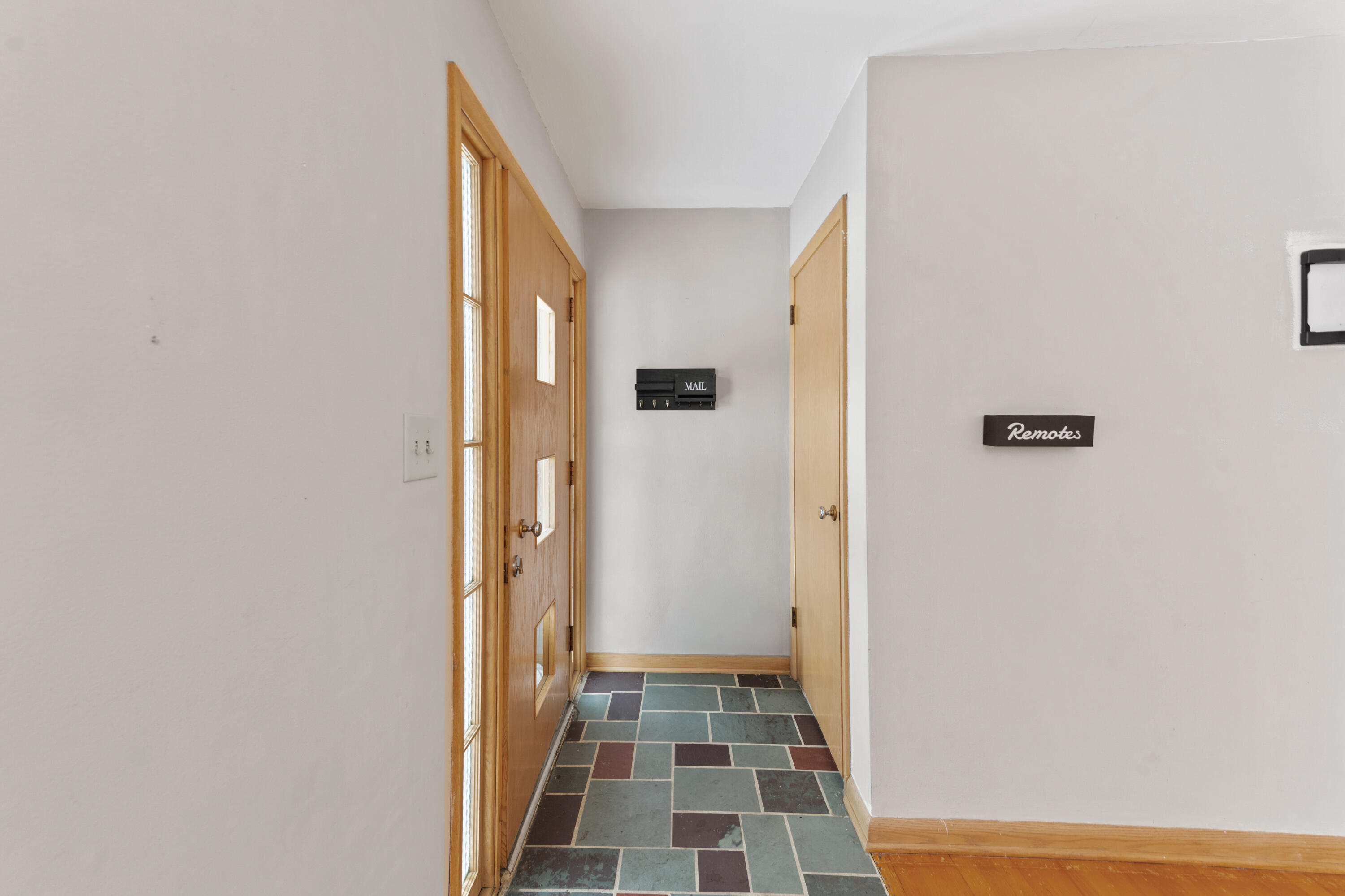 1922 West Mill Road Glendale, WI 53209 - Photo 5 of 39 Foyer