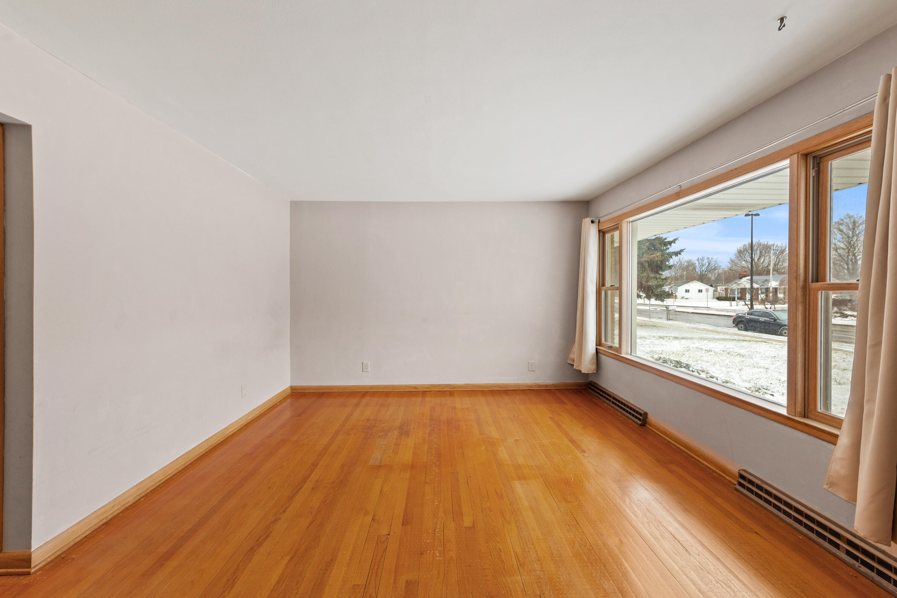 1922 West Mill Road Glendale, WI 53209 - Photo 6 of 39 Living Room