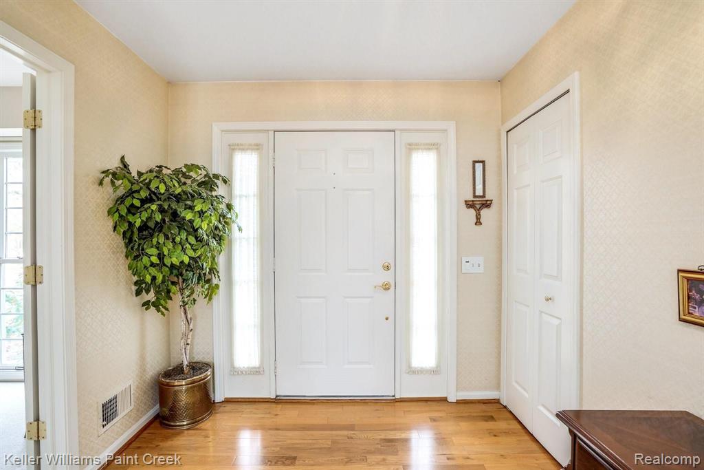 1198 Valley Stream Drive Rochester Hills, MI 48309 - Photo 2 of 24