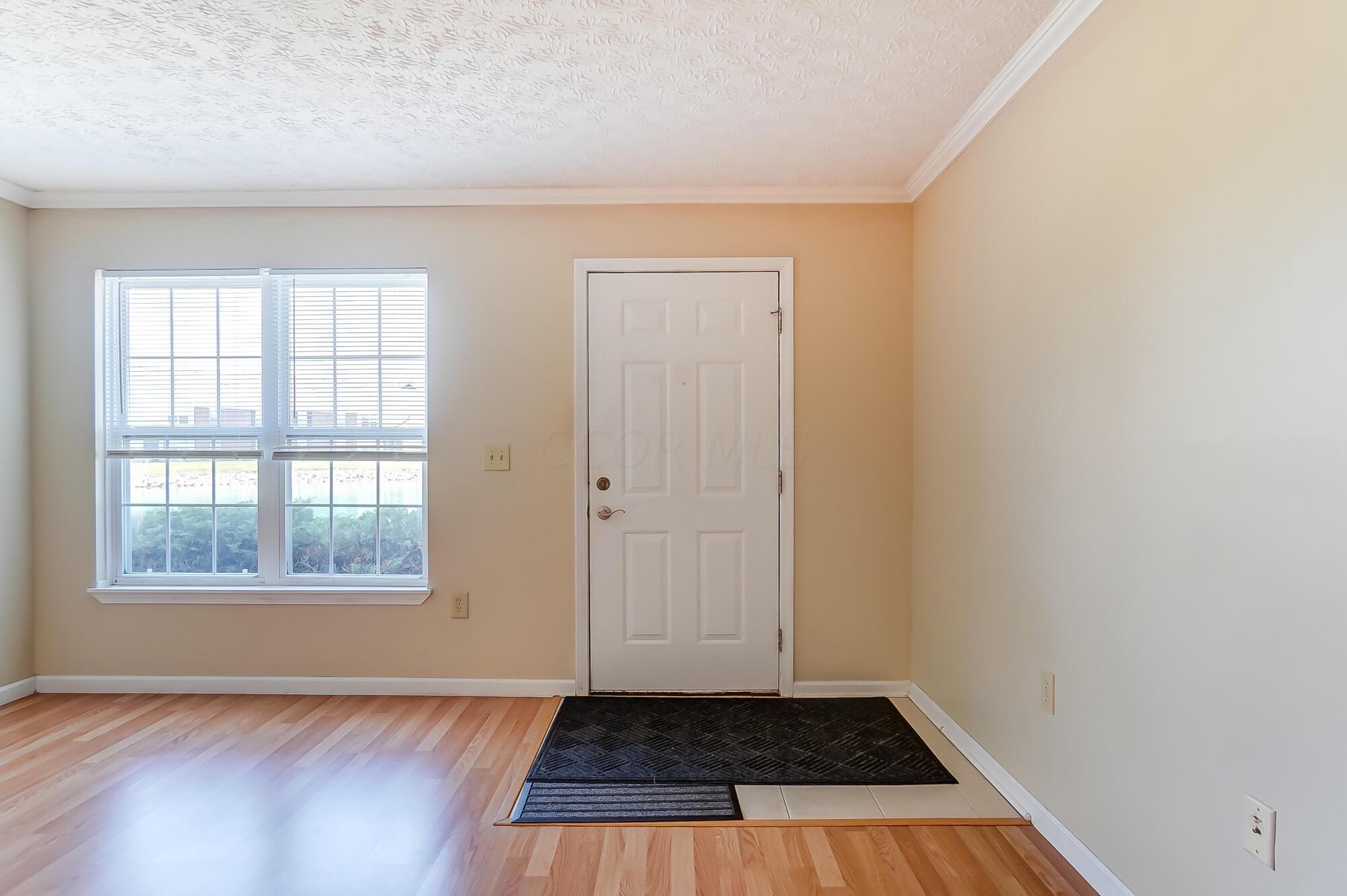 5536 Garden Ridge Columbus, OH 43228 - Photo 7 of 48 Living Room