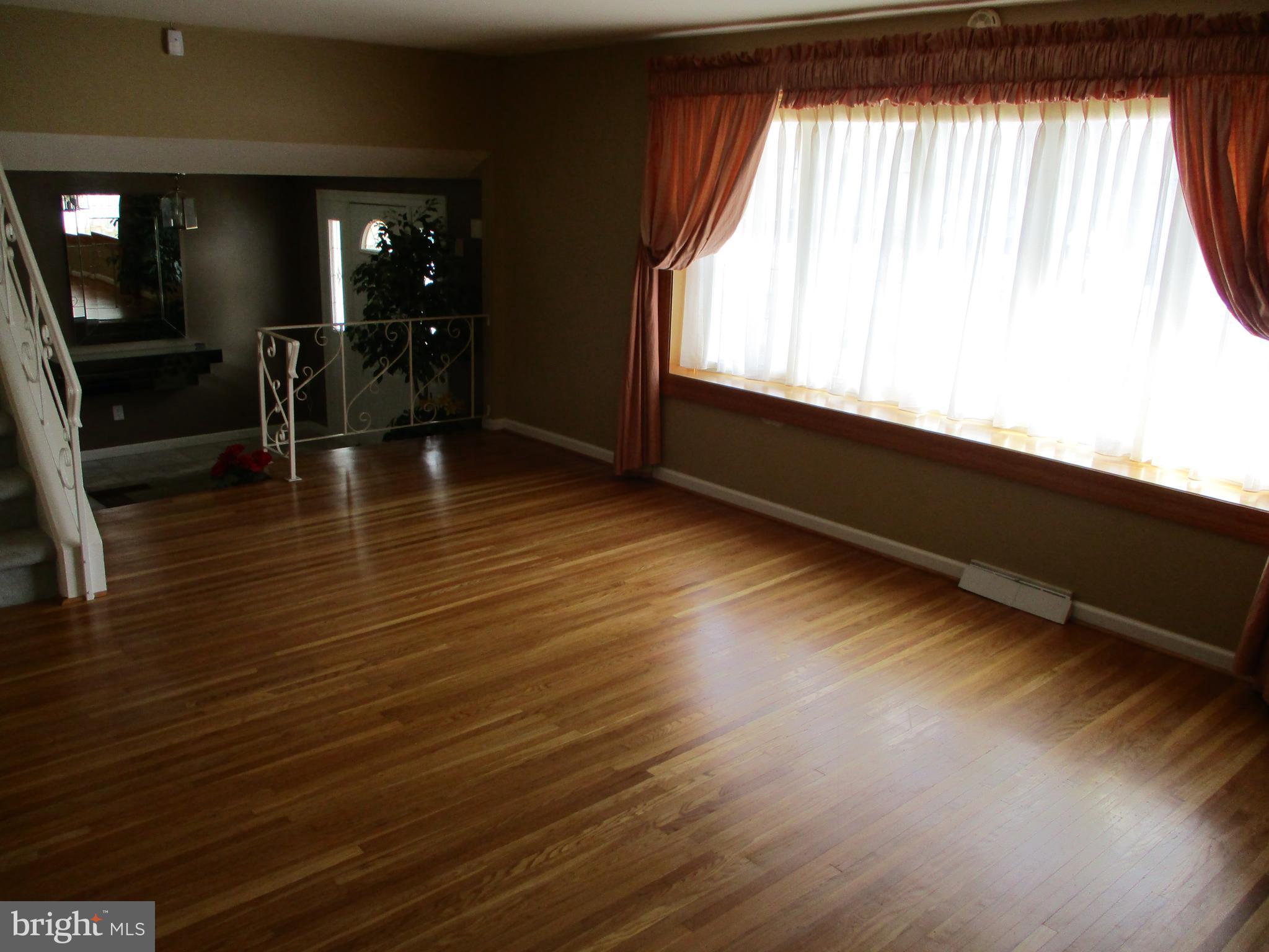 9724 Lochwood Road Philadelphia, PA 19115 - Photo 13 of 24 Living Room