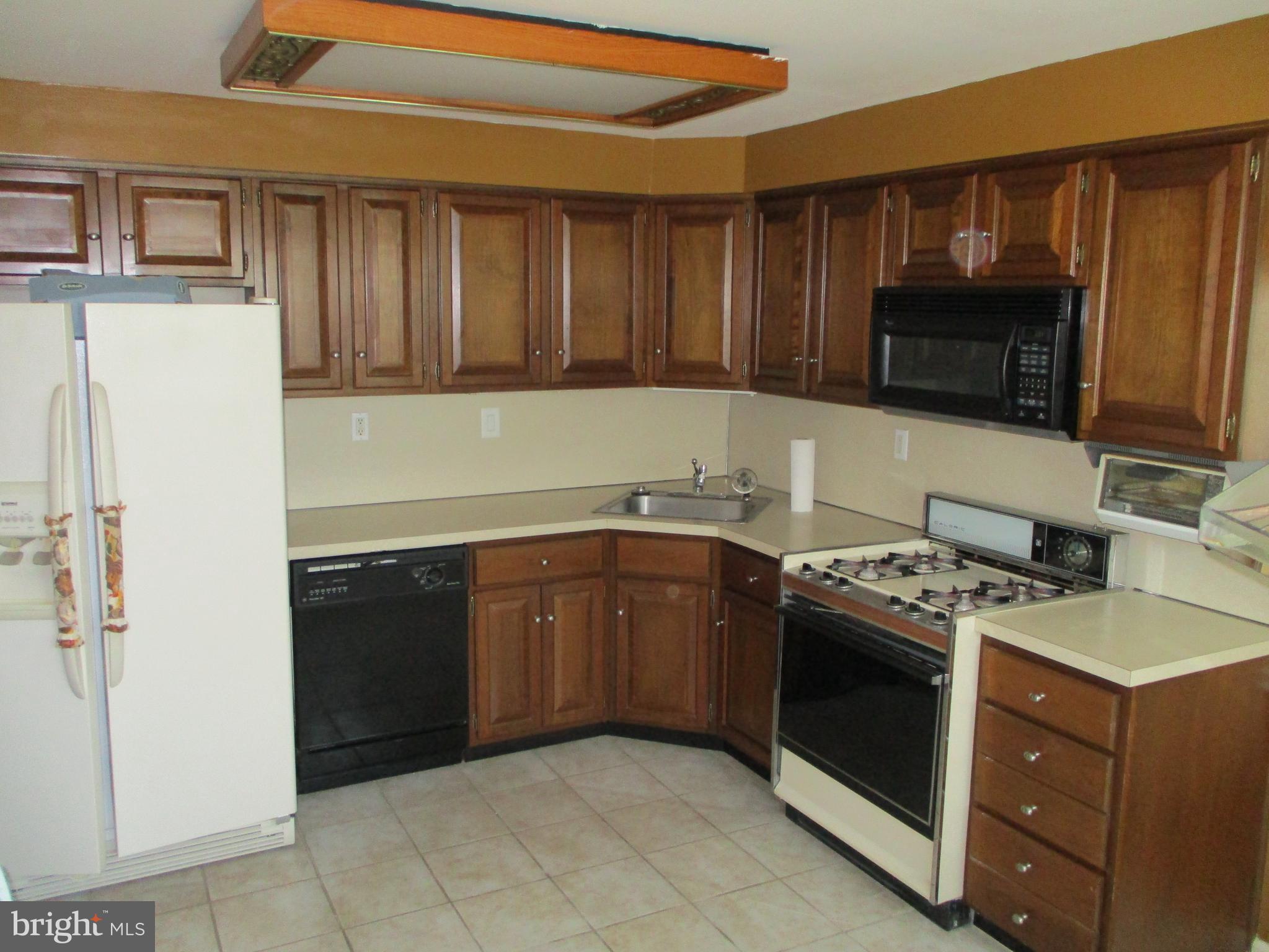 9724 Lochwood Road Philadelphia, PA 19115 - Photo 15 of 24 Kitchen