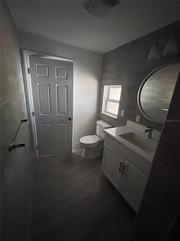 a view of en suite bathroom with toilet