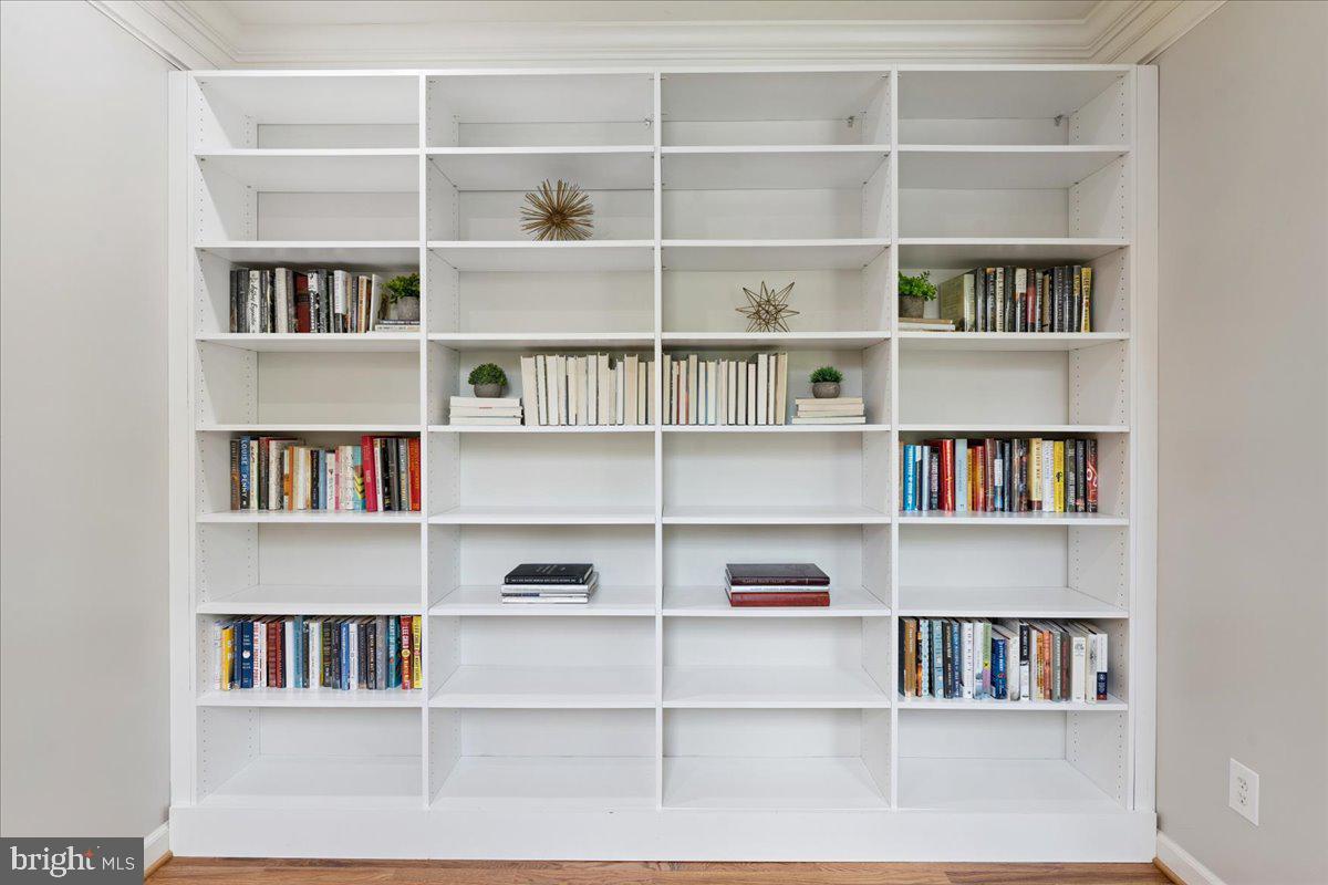 7411 Union Ridge Road Clifton, VA 20124 - Photo 20 of 86 Custom built-in cabinets-fill wi/books or decor!