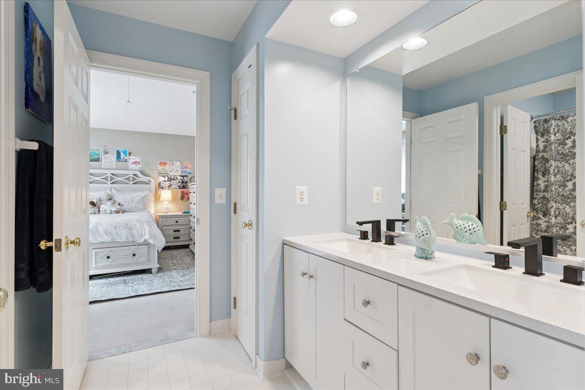 7411 Union Ridge Road Clifton, VA 20124 - Photo 38 of 86 Jack-n-jill bath connecting 2 UL bedrooms