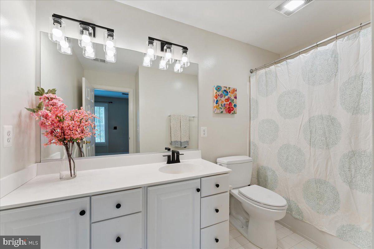 7411 Union Ridge Road Clifton, VA 20124 - Photo 44 of 86 Ensuite bedroom w/stylish bath!