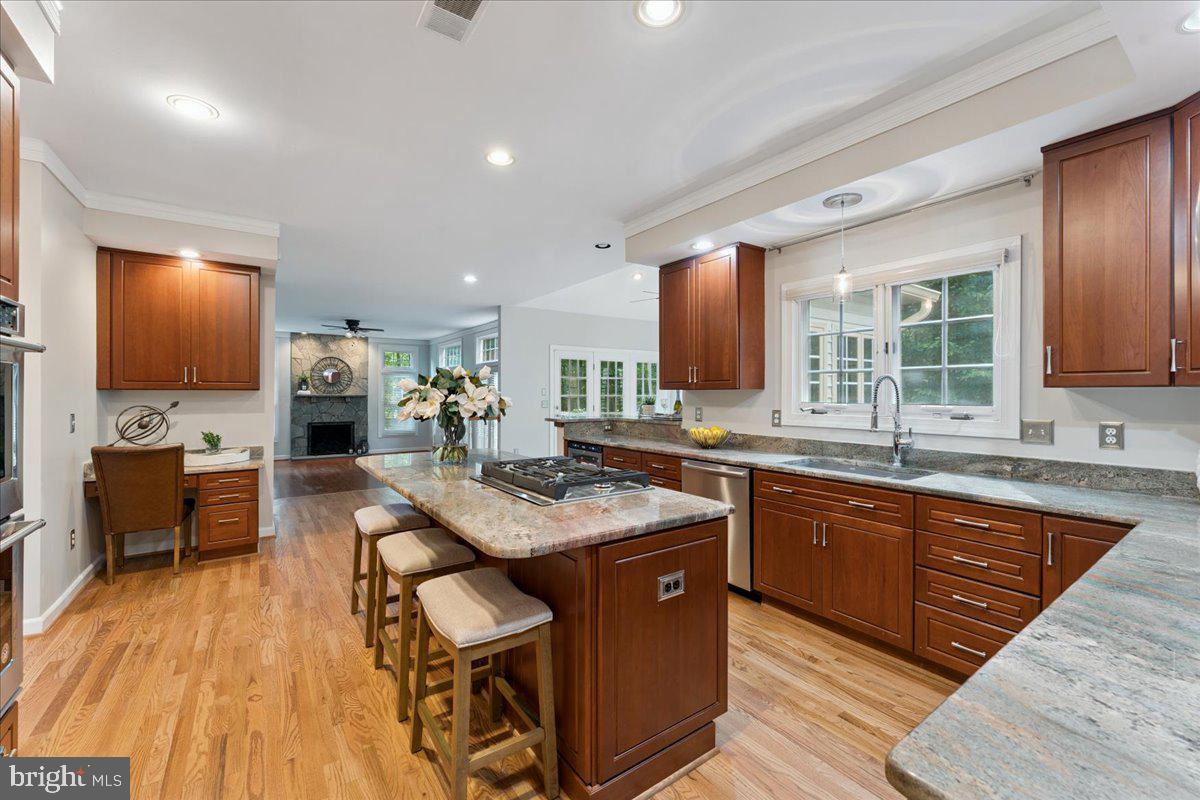 7411 Union Ridge Road Clifton, VA 20124 - Photo 10 of 86 Breakfast bar, desk area & 42" cabinets!