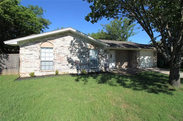 a view of a house with a backyard