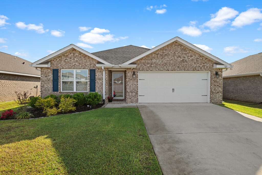 a view of a house with backyard and garden