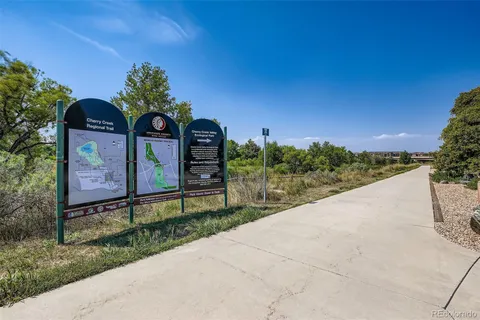 a view of a back yard
