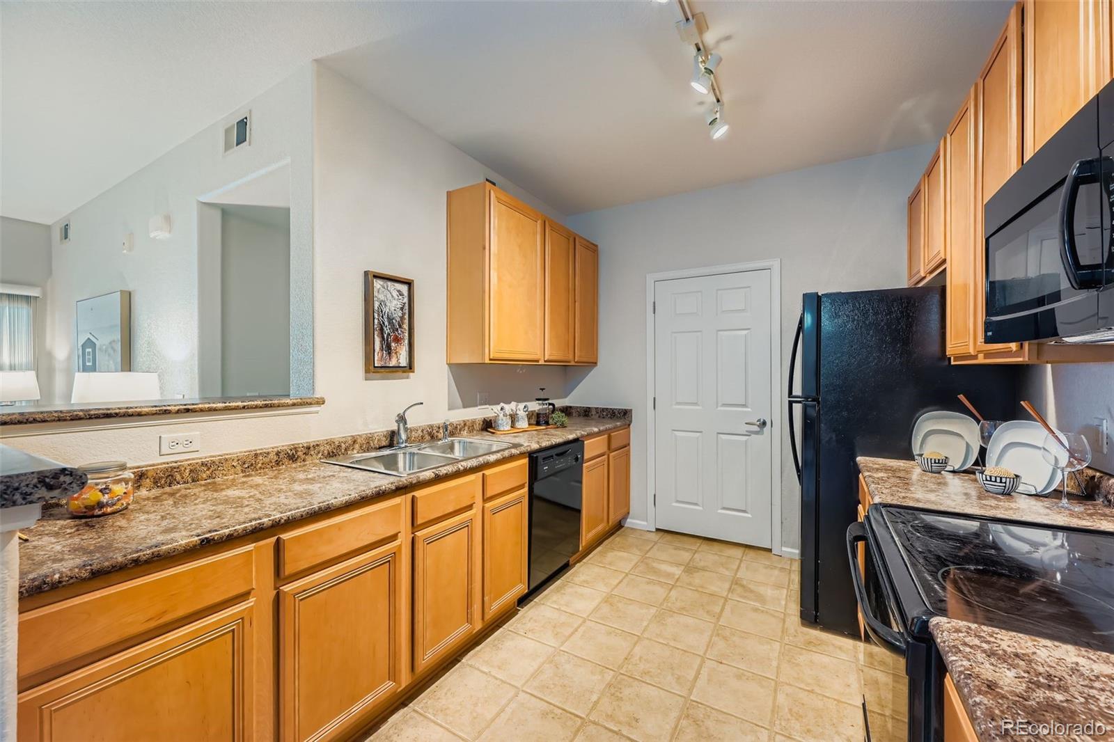 15700 East Jamison Drive, Unit 7101 Englewood, CO 80112 - Photo 9 of 31 a kitchen with a sink stove and refrigerator