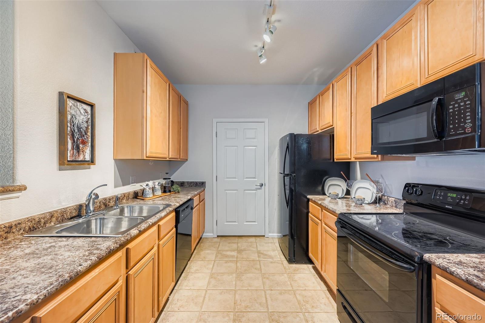 15700 East Jamison Drive, Unit 7101 Englewood, CO 80112 - Photo 10 of 31 a kitchen with stainless steel appliances granite countertop a sink stove and refrigerator