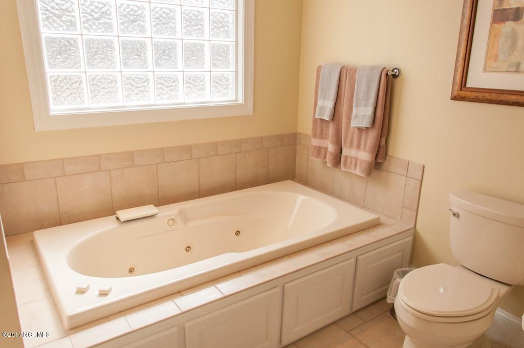 117 Bay Ridge Chocowinity, NC 27817 - Photo 19 of 38 018 Master Bath Tub