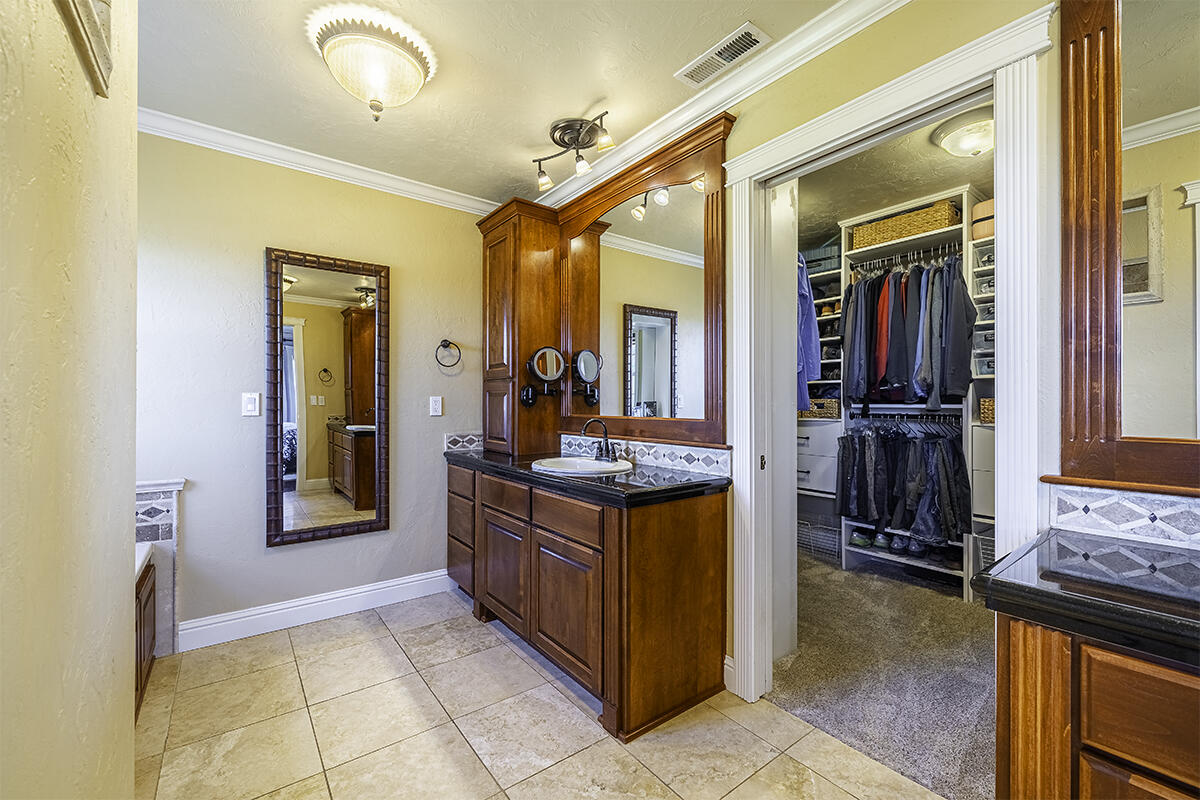 3343 Lone Pine Road Medford, OR 97504 - Photo 8 of 47 Primary Ensuite Featuring Double Vanities, Travertine Floors & Walk-In Closet