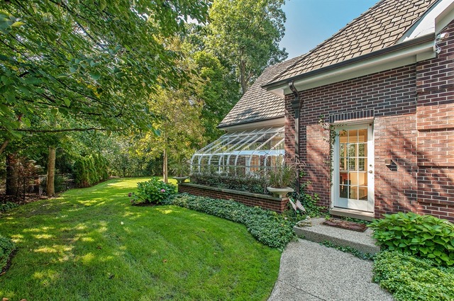 610 South Ridge Road Lake Forest, IL 60045 - Photo 21 of 24 a backyard of a house with plants and large tree
