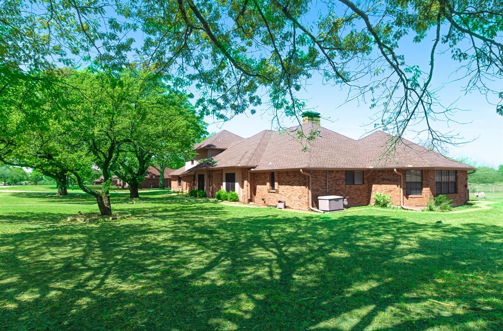 13 Crestview Circle Rockwall, TX 75087 - Photo 4 of 37 front view of a house with a yard