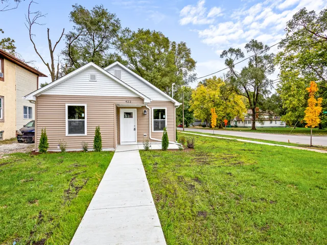 a view of a house with a yard