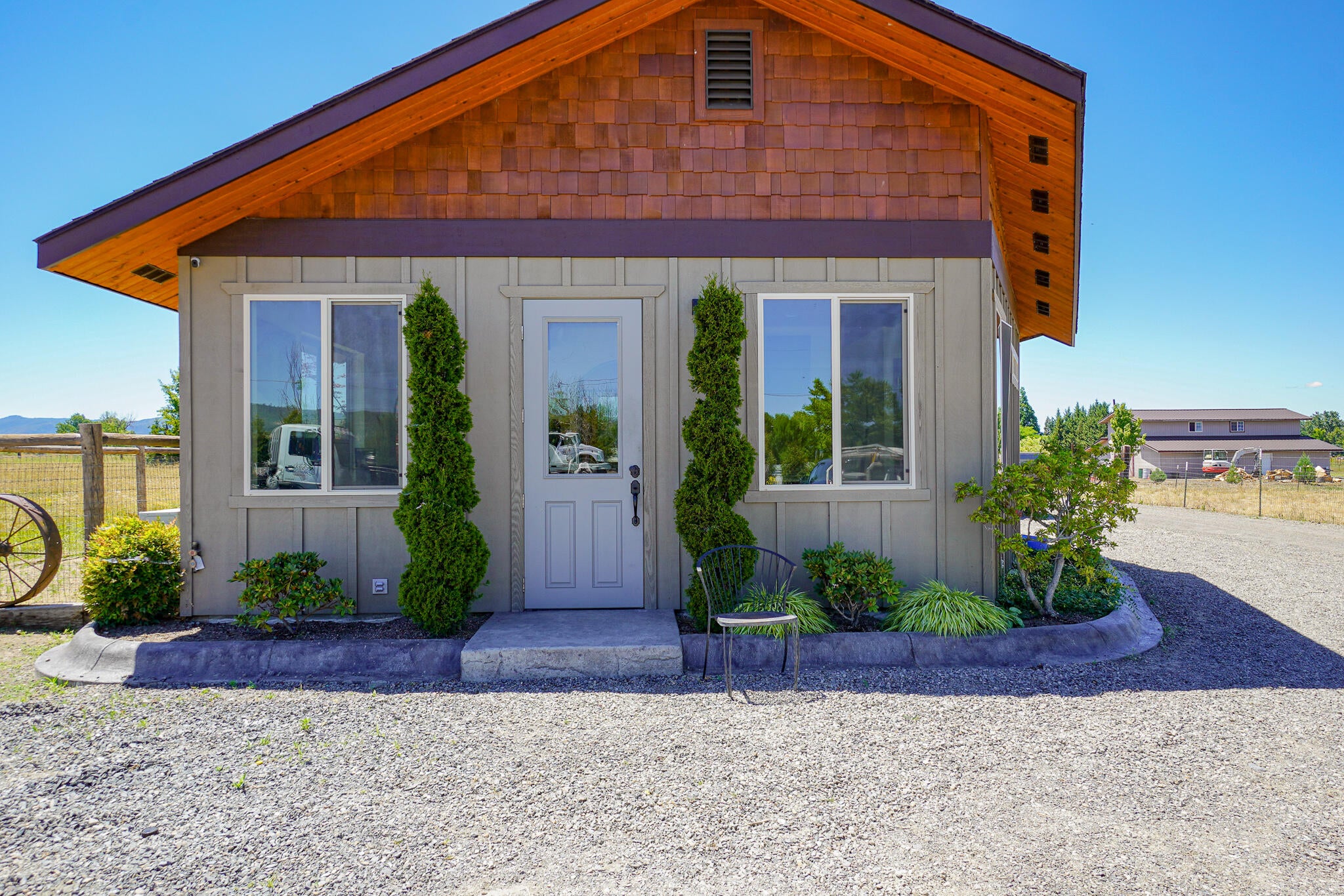 998 West Justice Road Central Point, OR 97502 - Photo 60 of 61 Exterior of office off barn/shop