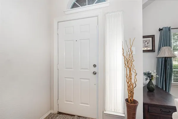 a view of entryway with livingroom