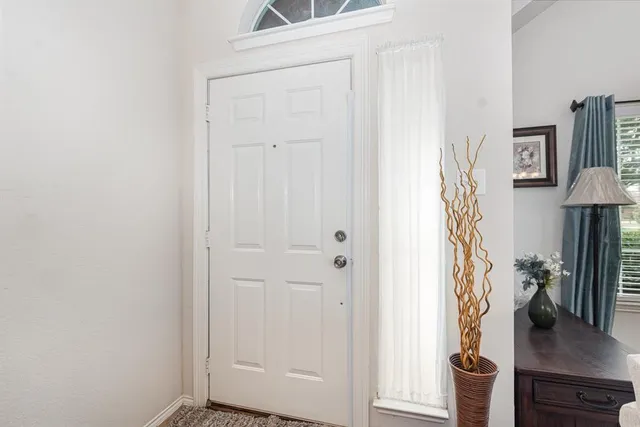 a view of entryway with livingroom