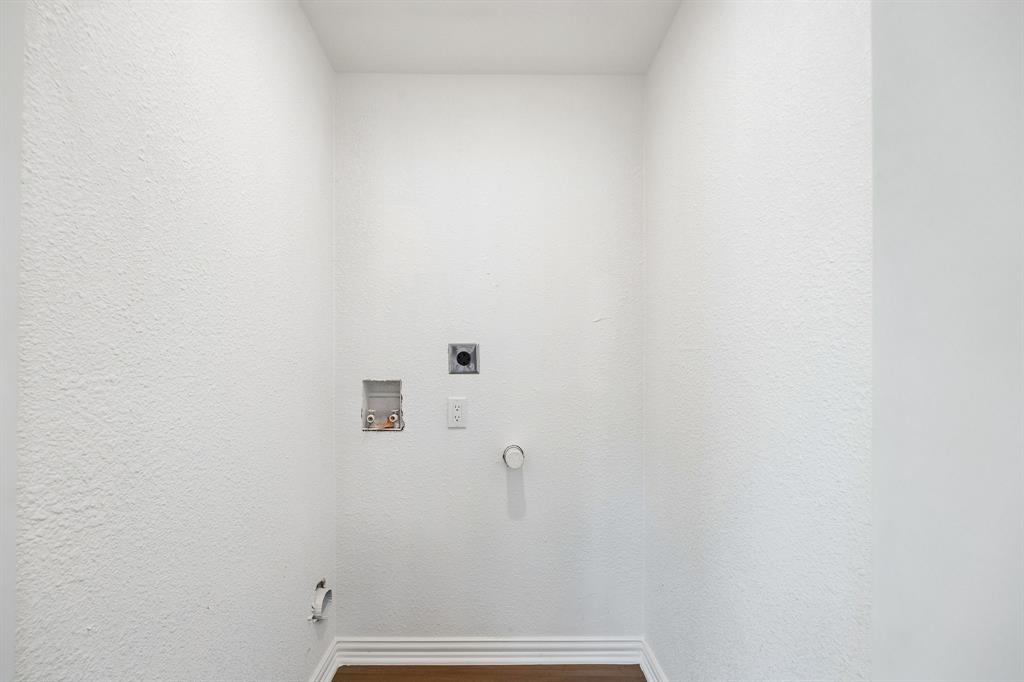 806 North Ruddell Street Denton, TX 76209 - Photo 18 of 26 a view of a bathroom