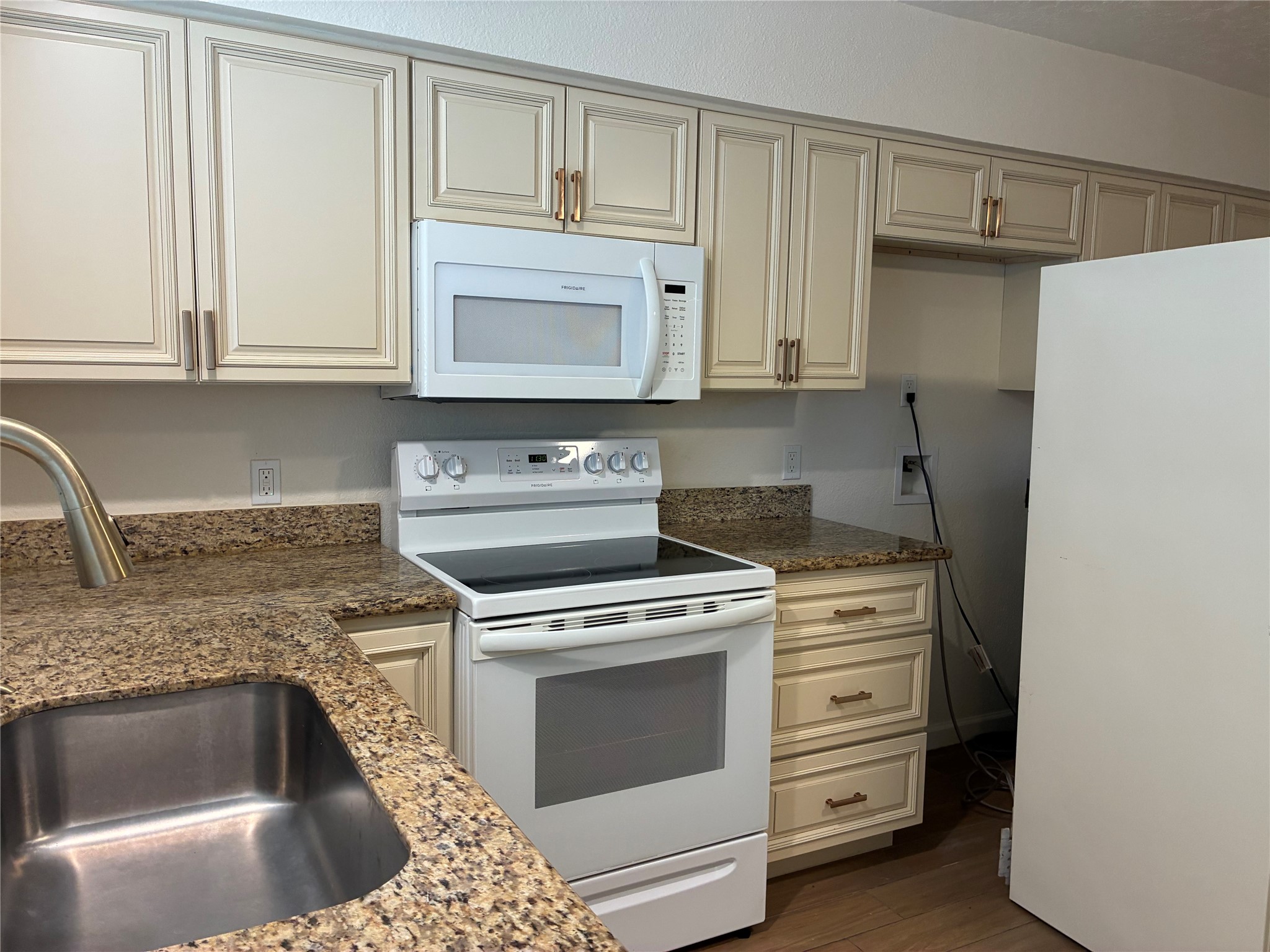 6401 Deihl Road, Unit 1011 Houston, TX 77092 - Photo 8 of 16 a kitchen with cabinets appliances and a sink