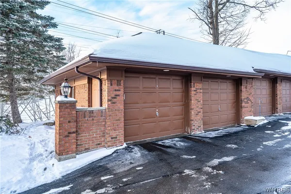 $669,000 | 182 Castlebrooke Lane, Amherst, NY 14221
