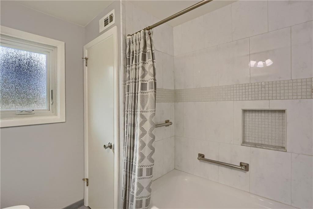 436 Blackhawk Road Beaver Falls, PA 15010 - Photo 28 of 48 Full main bathroom