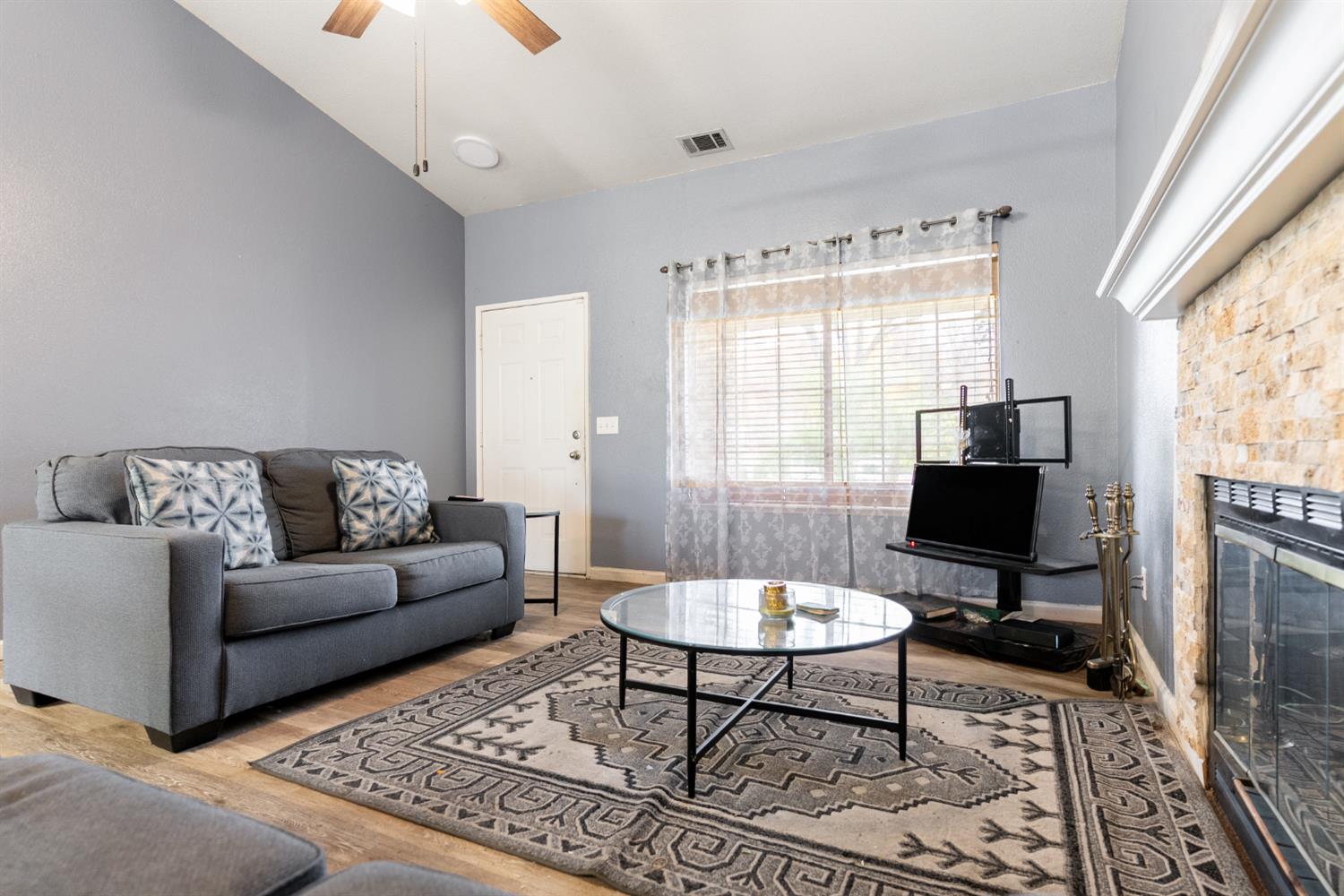 600 Sears Drive Patterson, CA 95363 - Photo 19 of 44 a living room with furniture a flat screen tv and a window