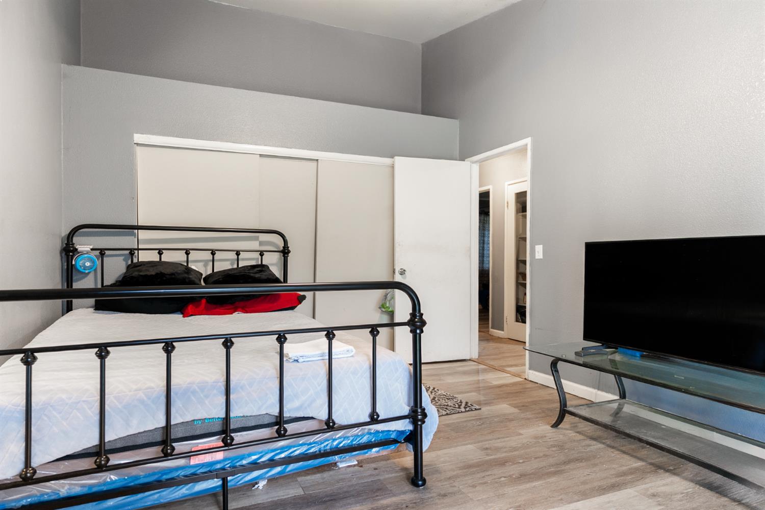 600 Sears Drive Patterson, CA 95363 - Photo 33 of 44 a living room with furniture and a flat screen tv