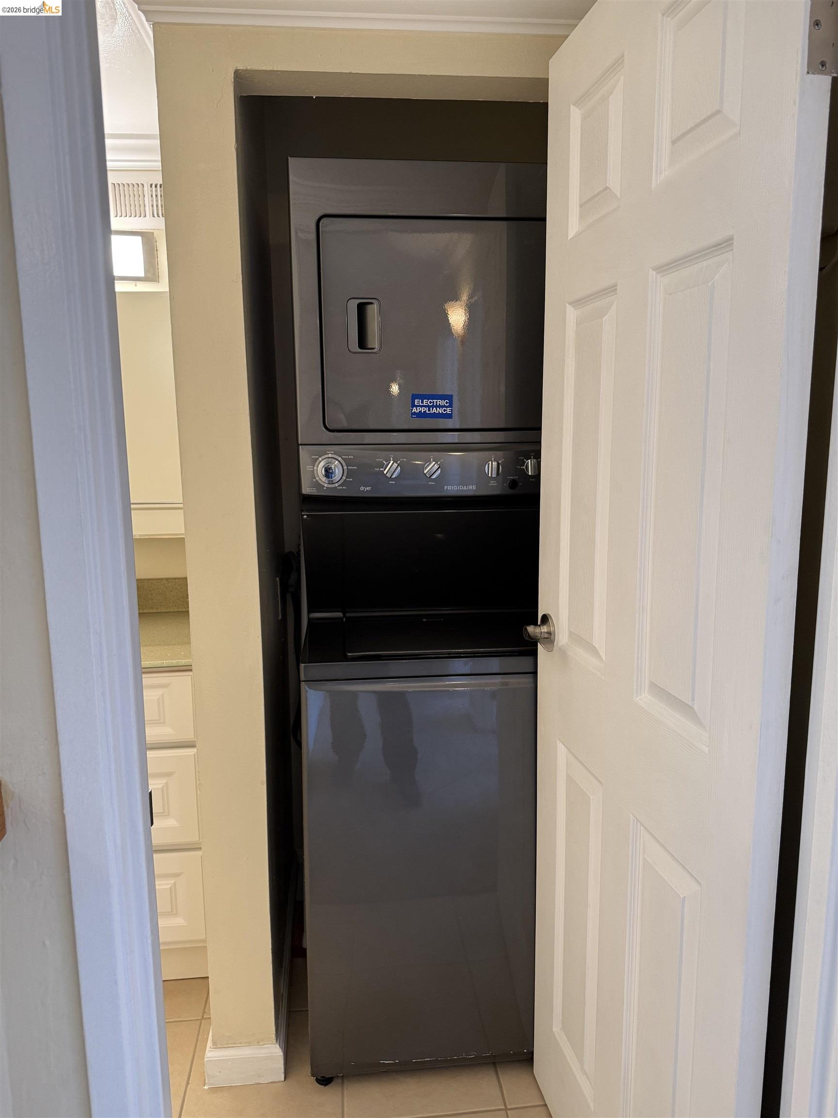 801 Franklin Street, Unit 1239 Oakland, CA 94607 - Photo 14 of 15 a living room with a door and a wooden door