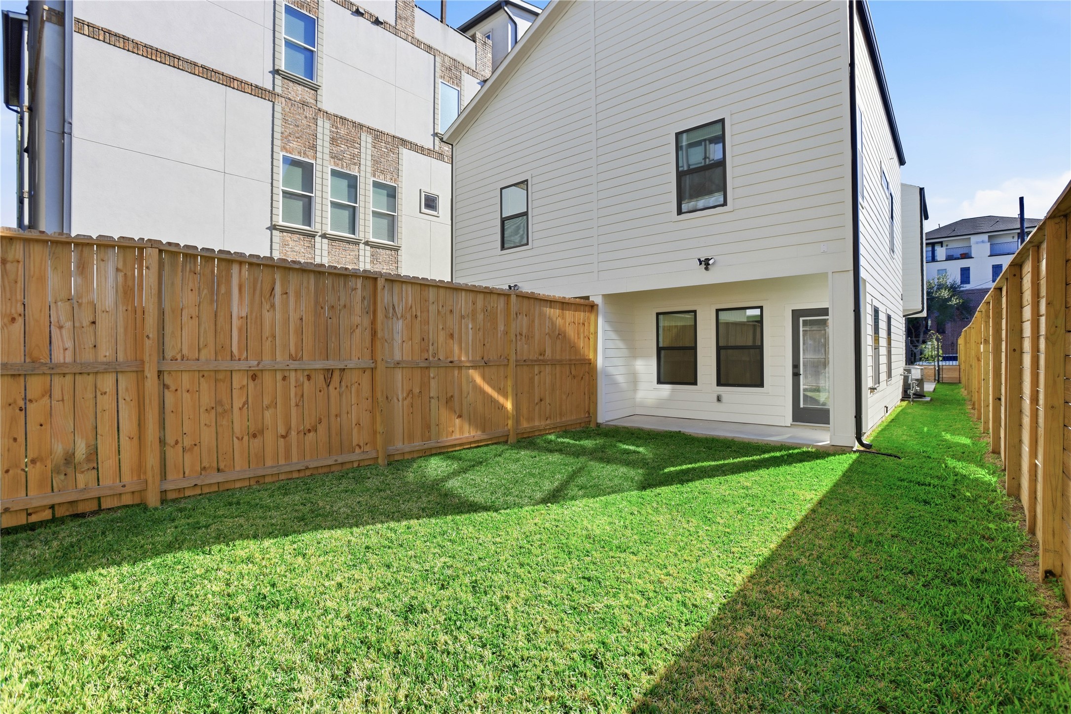 712 Delano Street, Unit A Houston, TX 77003 - Photo 26 of 35 a view of a back yard of the house