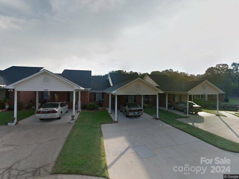 19940 Oak Leaf Circle Cornelius, NC 28031 - Photo 2 of 21 a view of a house with sitting area and garden