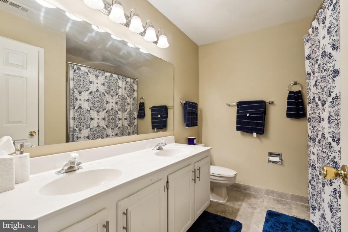 25 Whittingham Circle Sterling, VA 20165 - Photo 18 of 21 Hall Bath