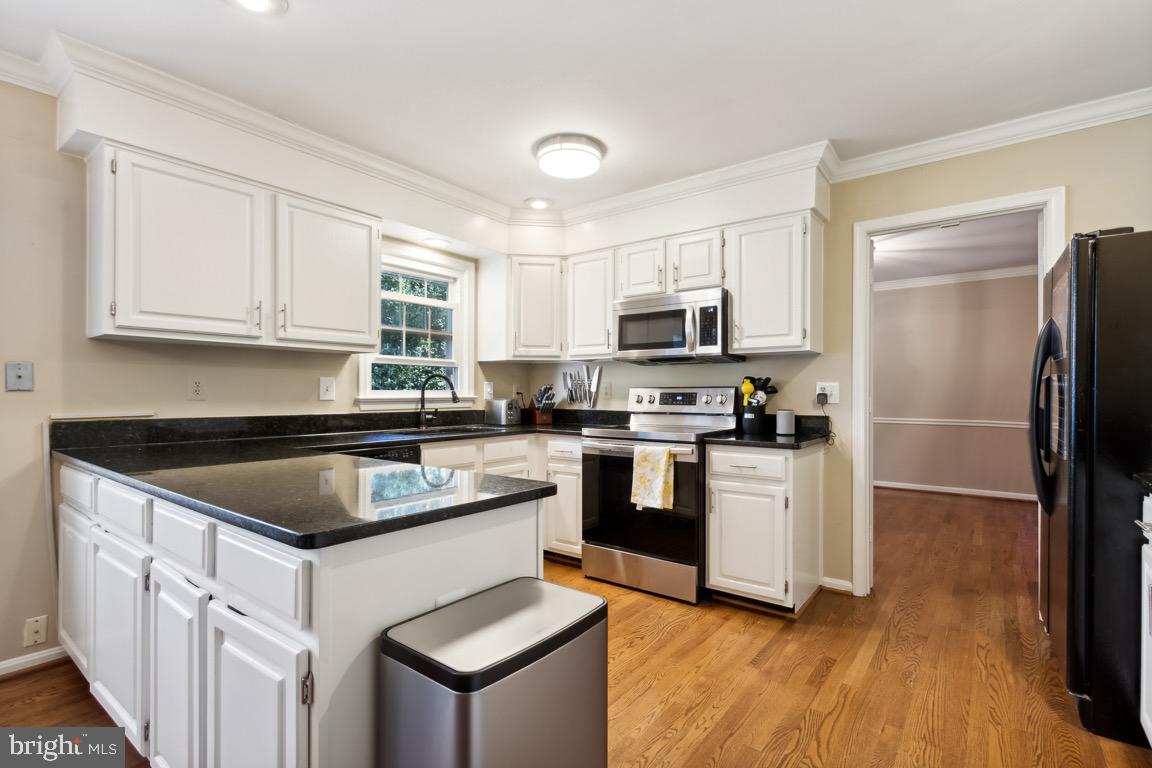 25 Whittingham Circle Sterling, VA 20165 - Photo 7 of 21 Kitchen