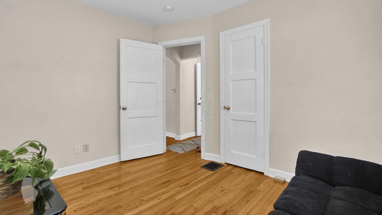 513 Elaine Road Columbus, OH 43213 - Photo 16 of 27 1st floor bedroom